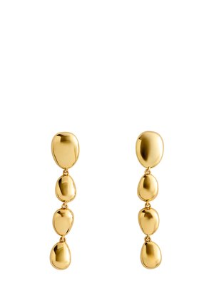 Hängende goldene Ohrringe mit jeweils vier verbundenen, glatten, abgerundeten, kieselsteinförmigen Segmenten, die Licht auf einem weißen Hintergrund reflektieren.