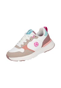 Zapatillas deportivas con una parte superior de malla blanca y detalles en ante rosa y beige, herrajes rosas y una etiqueta en la lengüeta azul. Suela blanca gruesa.
