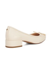 Ballers en cuir beige avec un petit talon bloc, bout rond, détail froncé et une pièce décorative en nœud avec un ornement en perle.