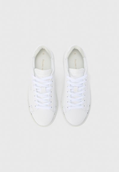 Λευκά αθλητικά παπούτσια από δέρμα με λεία υφή, με στρογγυλή μύτη, επίπεδα λευκά κορδόνια και διακριτική σήμανση στην εσωτερική σόλα.