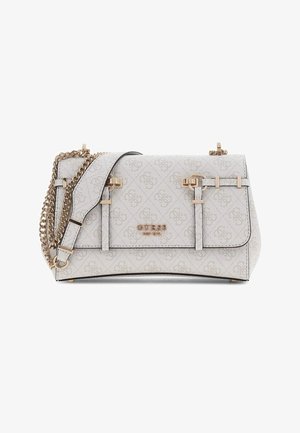 Sac à main Guess gris clair avec imprimé logo à motifs, bandoulière chaîne dorée et détails logo en métal sur le rabat avant.