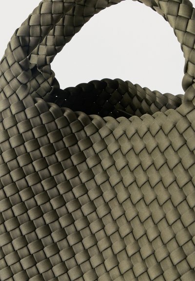 Κοντινή λήψη τσάντας ώμου σε ελιά πράσινο χρώμα, που δείχνει λεπτομερώς το πλεκτό χερούλι και το αναλυτικό σχέδιο υφαντού καλάθι.