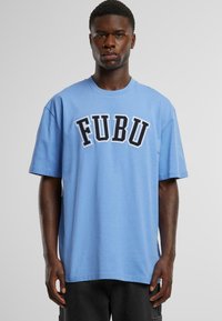 FUBU - COLLEGE - T-shirt con stampa - light blue Immagine in miniatura 1