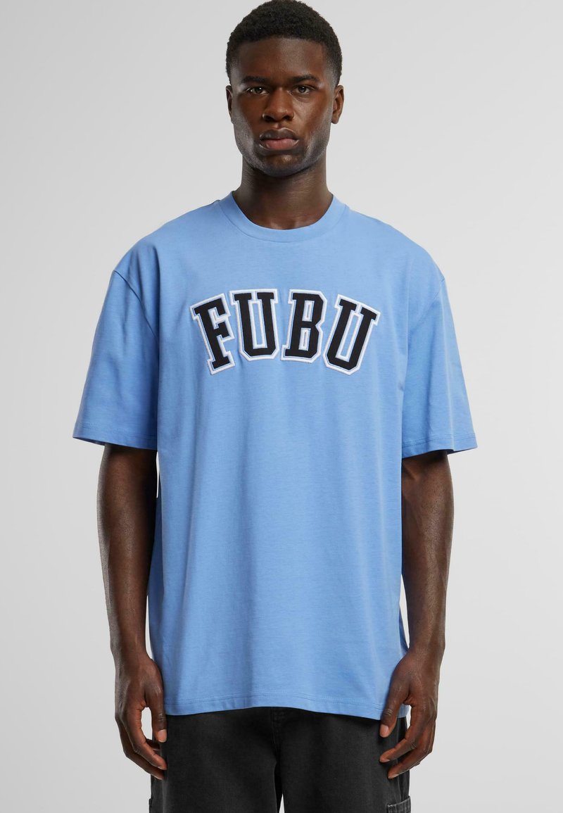 Tricou din bumbac de culoare albastră deschisă, cu litere negre îndrăznețe "FUBU", mâneci scurte și o croială lejeră. Textură netedă și design cu guler rotund.