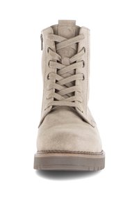 Stivale alla caviglia in suede beige con lacci davanti, punta arrotondata, cuciture minime e suola in gomma testurizzata. Dettaglio con zip sul lato.