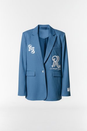 Sinine triibuline bleiser, millel on kaks esitaskut, tikitud initsiaalid ja ühe nupuga sulgur. Valmistatud tekstuurse kangast.