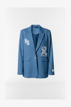 Zils svītrainais žakete ar divām priekšējām kabatām, izšūtiem iniciāļiem un vienpodziņas aizdari. Izgatavots no teksturētas auduma.