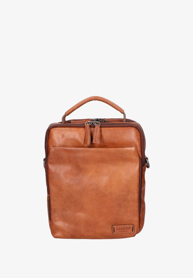 Tanskleurige leren rugzak met een gestructureerd ontwerp, een bovenhandgreep, twee ritszakken en een gedebosseerd logo aan de onderkant van de voorkant. Gladde textuur.