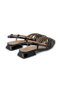 Zwarte lakleren sandalen met een lage vierkante hak, met een geweven bandontwerp en een verstelbare enkelbuckle. Effen beige binnenzool.