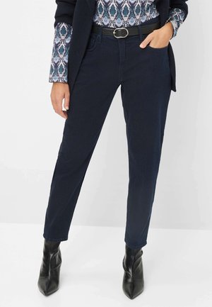 Pantalons bleu marine en denim, avec une coupe droite, des poches avant et une ceinture noire avec une boucle ronde.