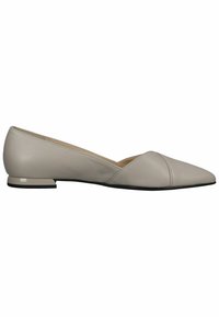 Chaussure plate beige à design pointu, fabriquée en cuir lisse. Dotée d'un petit talon avec une semelle noire contrastante et des accents cousus.