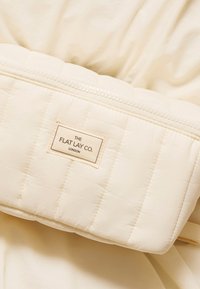 The Flat Lay Co. MARSHMALLOW FLAT LAY MAKEUP BOX BAG - Trousse - vanilla