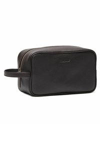 Brun läderresväska med en strukturerad rektangulär form, övre dragkedjestängning, sidhandtag och texturerad ytdetalj.