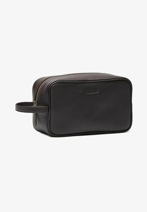 Brun läderresväska med en strukturerad rektangulär form, övre dragkedjestängning, sidhandtag och texturerad ytdetalj.