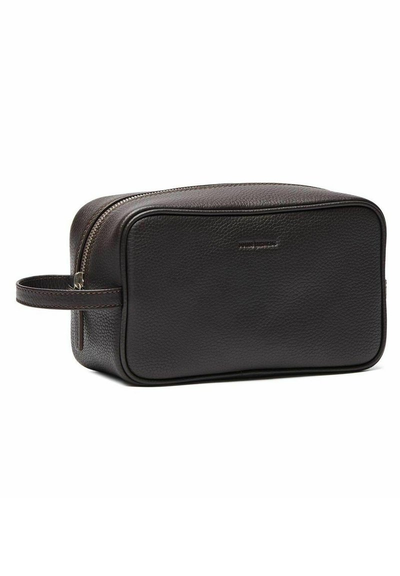 Brun läderresväska med en strukturerad rektangulär form, övre dragkedjestängning, sidhandtag och texturerad ytdetalj.