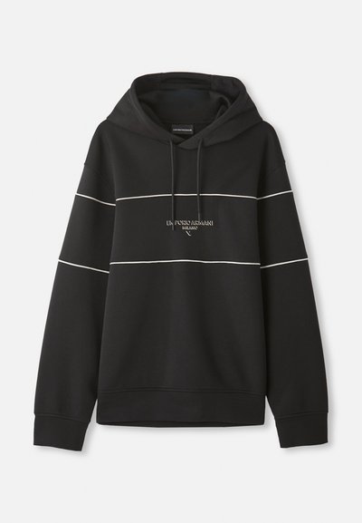 Sweatshirt preto com capuz, apresentando riscas horizontais brancas e o texto "Emporio Armani Milano" bordado no peito.