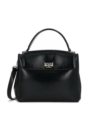 Čierna kožená kabelka s horným držadlom, predným chlopňovým krytom, striebornou obdĺžnikovou sponou a odnímateľným ramenným popruhom na bielom pozadí.