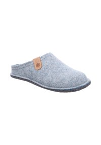 Pantofole in feltro azzurro chiaro con suola grigia; design a profilo basso, aperte sul retro e con un accento in pelle color cuoio vicino alla parte superiore. Texture morbida.