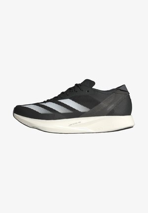 Chaussure de course noire avec des rayures blanches, tige en maille, fermeture à lacets plates, construction légère et semelle de couleur claire.