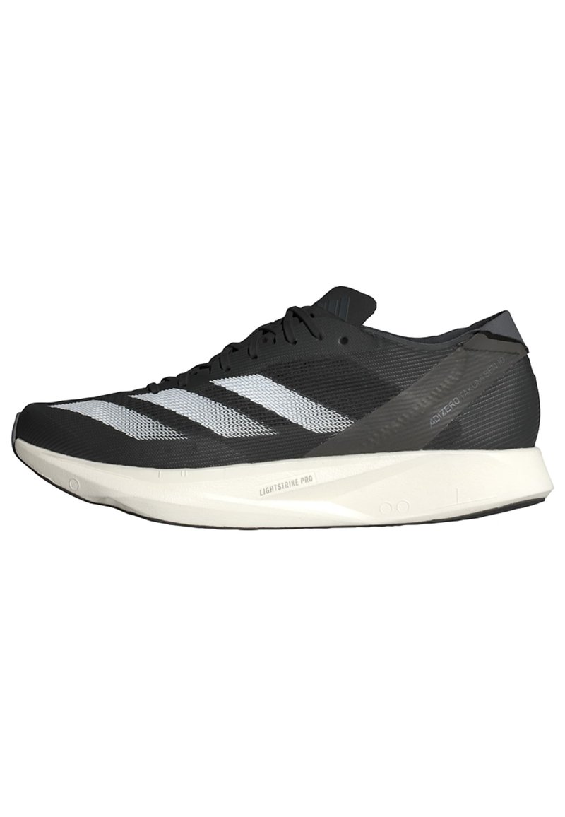 Schwarzer Laufschuh mit weißen Streifen, Mesh-Obermaterial, flache Schnürung, leichte Konstruktion und hellfarbige Sohle.
