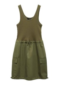 Robe vert olive avec un haut nervuré, design débardeur ajusté et taille à cordon de serrage. La jupe présente deux poches latérales et une texture lisse.