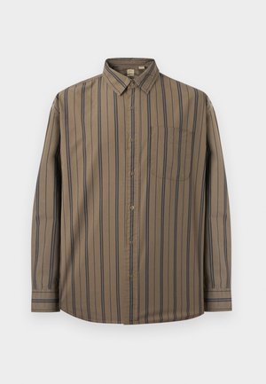 Chemise marron à manches longues avec boutons, rayures verticales noires et une seule poche poitrine, présentée sur un fond clair uni.