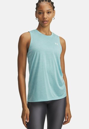 Camiseta deportiva sin mangas de color azul claro con cuello redondo y textura sutil, con un pequeño logotipo blanco en el área izquierda del pecho.