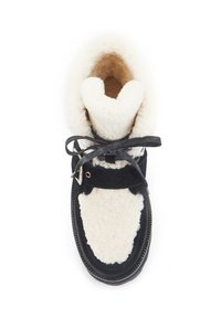 Černé a krémové boty s měkkou, nadýchanou podšívkou, semišovým povrchem, kulatou špičkou, šněrovacím designem a dekorativními kovovými akcenty.