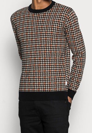 Schwarzer, weißer und orangefarbener Hahnentrittmuster-Pullover mit gerippten Bündchen und Saum, rundem Ausschnitt und weichem, strukturiertem Stoff.