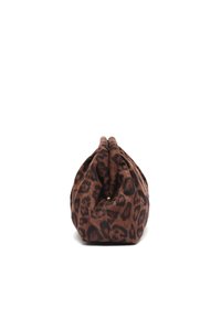 Smeđi clutch s uzorkom leoparda, mekanog tekstura, nabranog dizajna i ravnog dna. Sadrži suptilne zlatne detalje.