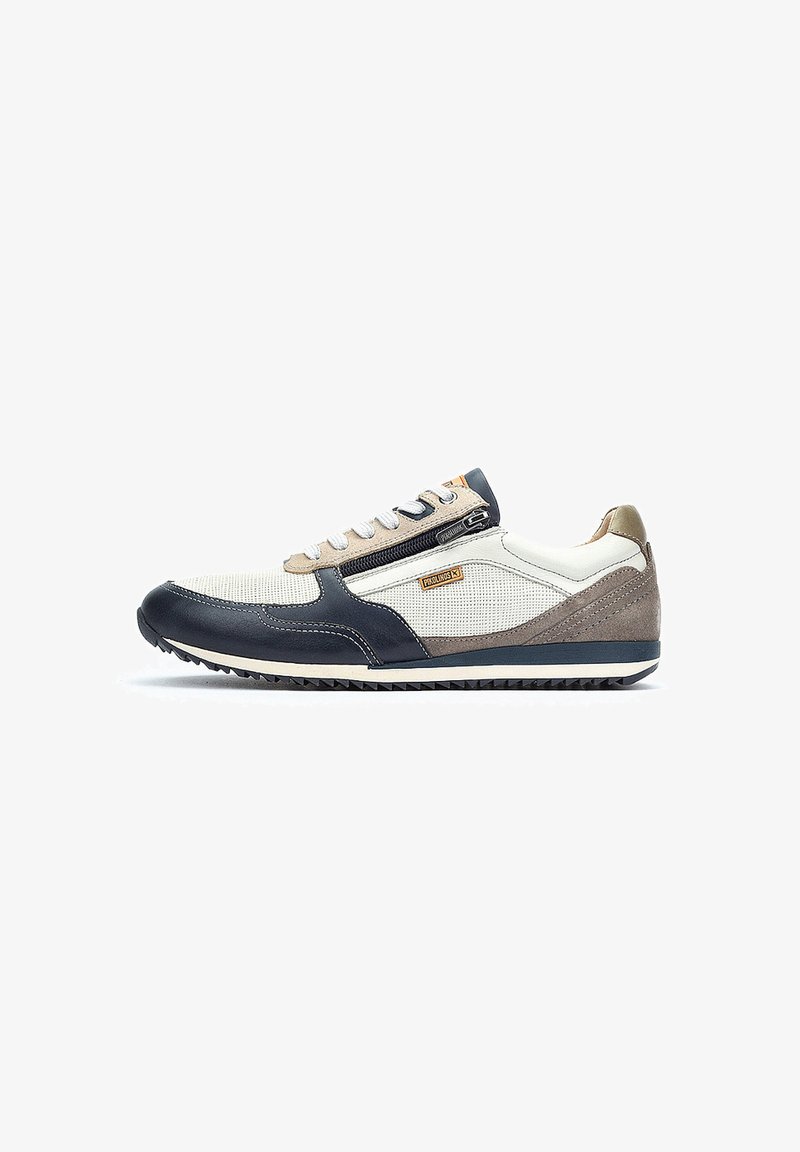 Sneaker léger avec tulle crème, cuir bleu marine et gris, lacets blancs et accent zippé. Semelle texturée pour plus d'adhérence.