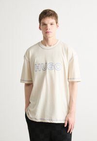 HUGO NITLOGO - Apdrukāts T-krekls - open white