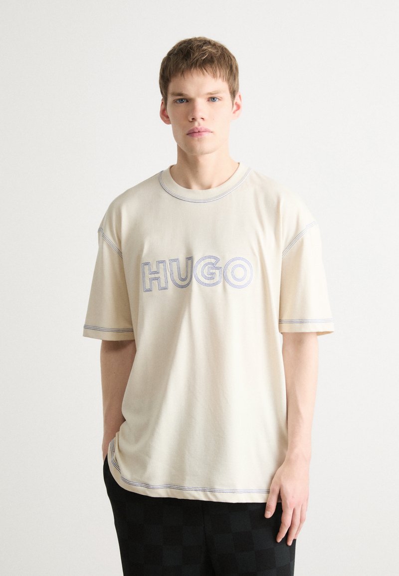 HUGO NITLOGO - Apdrukāts T-krekls - open white