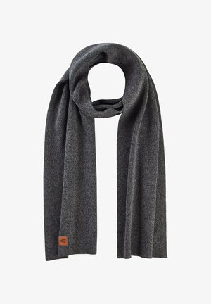 Écharpe tricotée grise en tissu doux, avec une texture lisse et une petite étiquette en cuir de marque à une extrémité.