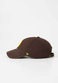 O pălărie de baseball maro cu o margine curbă, având un logo galben și numărul "247" brodat pe o parte, prezentată pe un fundal alb.