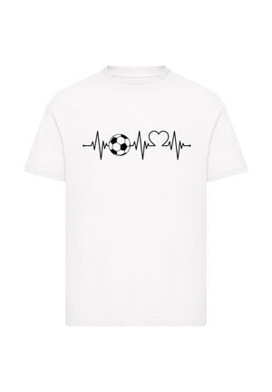 Weißes Baumwoll-T-Shirt mit einem schwarzen Grafikdesign eines Fußballes, einer Herzschlaglinie und einem Herzsymbol, zentral auf der Vorderseite platziert.