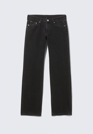 Μαύρο τζιν παντελόνι με ίσια γραμμή, πέντε τσέπες, κλείσιμο με κουμπί και θηλιές για ζώνη, τοποθετημένο επίπεδα σε ανοιχτό φόντο.