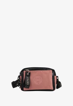 Bolso bandolera rosa y negro con cierre de cremallera, material de tela, logo destacado, correa ajustable y superficie texturizada.