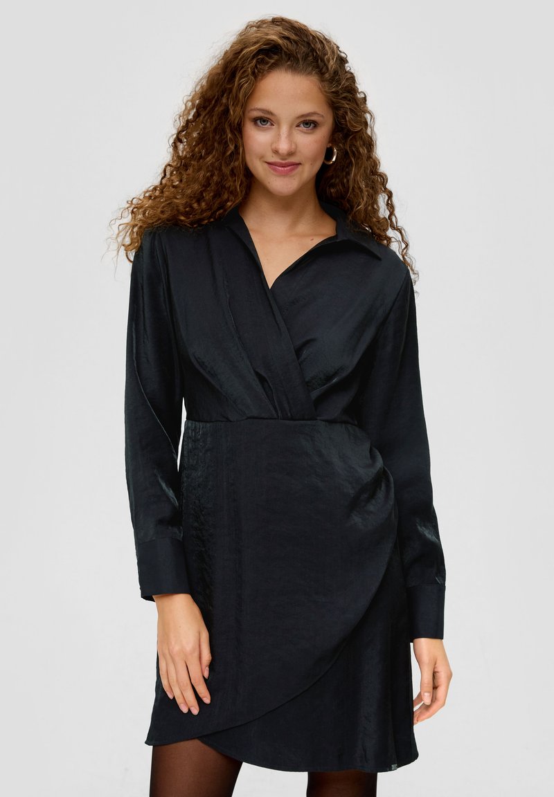 Schwarzes Wickelkleid mit einem Kragen und langen Ärmeln. Hergestellt aus glattem Stoff mit einem dezenten Glanz. Verfügt über einen überkreuzten Frontbereich und einen geschwungenen Saum.