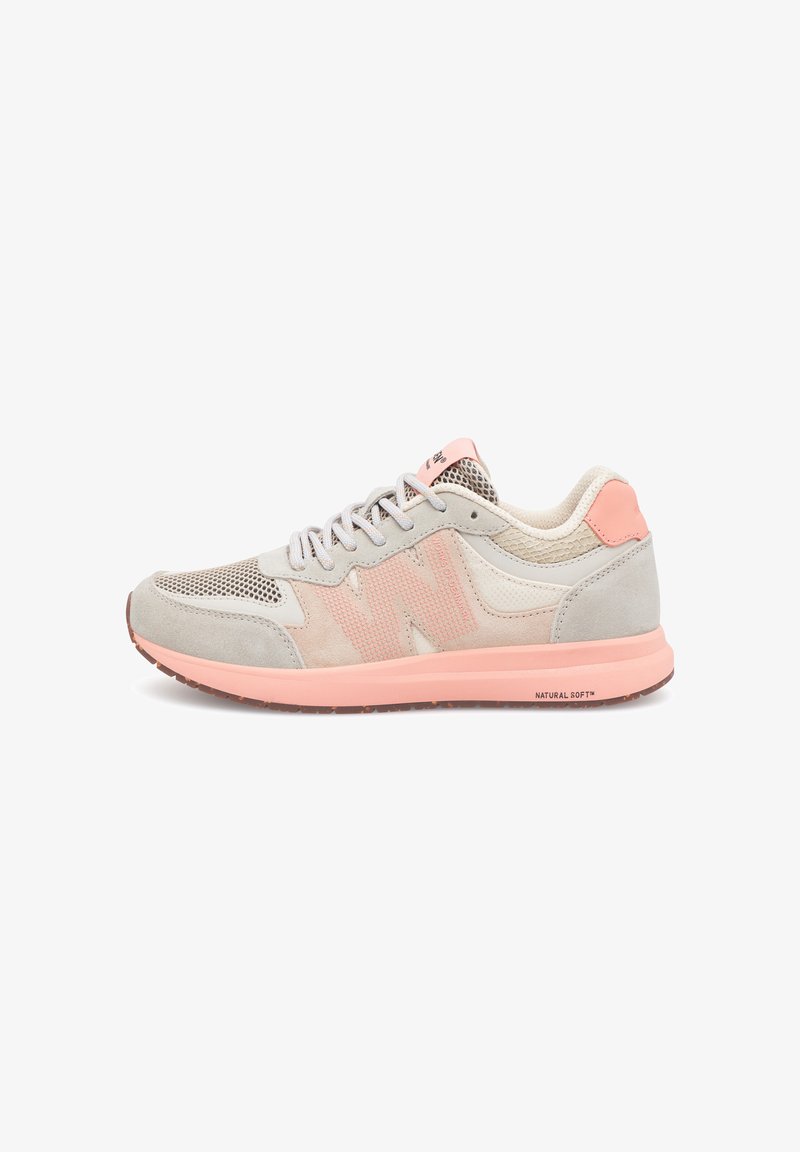 Lichtgrijze en roze sportschoenen met een mesh ontwerp, suède accenten en een dempende zool met daarop de branding "NATURAL SOFT".