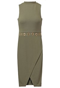 Robe sans manches vert olive à col montant, avec une ceinture décorative à œillets dorés et un design cache-cœur. Texture lisse et coupe ajustée.