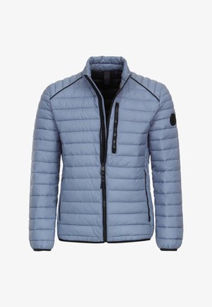 Lichtblauwe gewatteerde jas met opstaande kraag, zwarte ritssluitingen op borst en zijkanten, en zwarte bies aan manchetten en zoom.