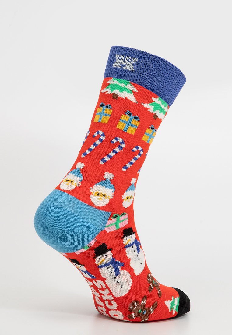 Rote Socke mit blauem Absatz und Bund, dekoriert mit Weihnachtsbäumen, Geschenkboxen, Zuckerstangen, Weihnachtsmann-Gesichtern, Schneemännern und Lebkuchenmännern.