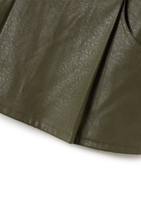 Olivegrüner Faux-Lederrock mit strukturiertem Finish und seitlichen Taschen, ausgestattet mit einem einfachen, geraden Schnitt und sauberem Saum.
