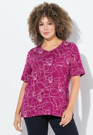 T-shirt à manches courtes en magenta avec des motifs animaliers linéaires blancs. Fabriqué en tissu doux avec une coupe décontractée et de légentes fentes sur les côtés.