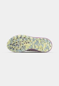 Semelle de chaussure avec surface texturée présentant un mélange de motifs vert clair et bleu. Forme courbée avec un bord lavande et des crampons multidirectionnels.