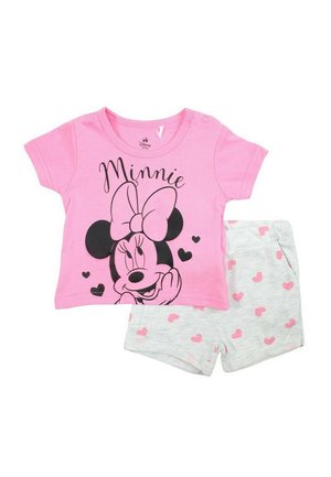 Chemise en coton rose à manches courtes avec un graphique de Minnie Mouse, associée à un short gris décoré de motifs de cœurs roses.