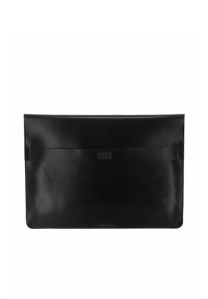 Pochette rectangulaire en cuir noir avec une large sangle horizontale sur le devant et une fermeture supérieure pliée.