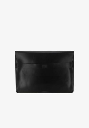 Pochette rectangulaire en cuir noir avec une large sangle horizontale sur le devant et une fermeture supérieure pliée.
