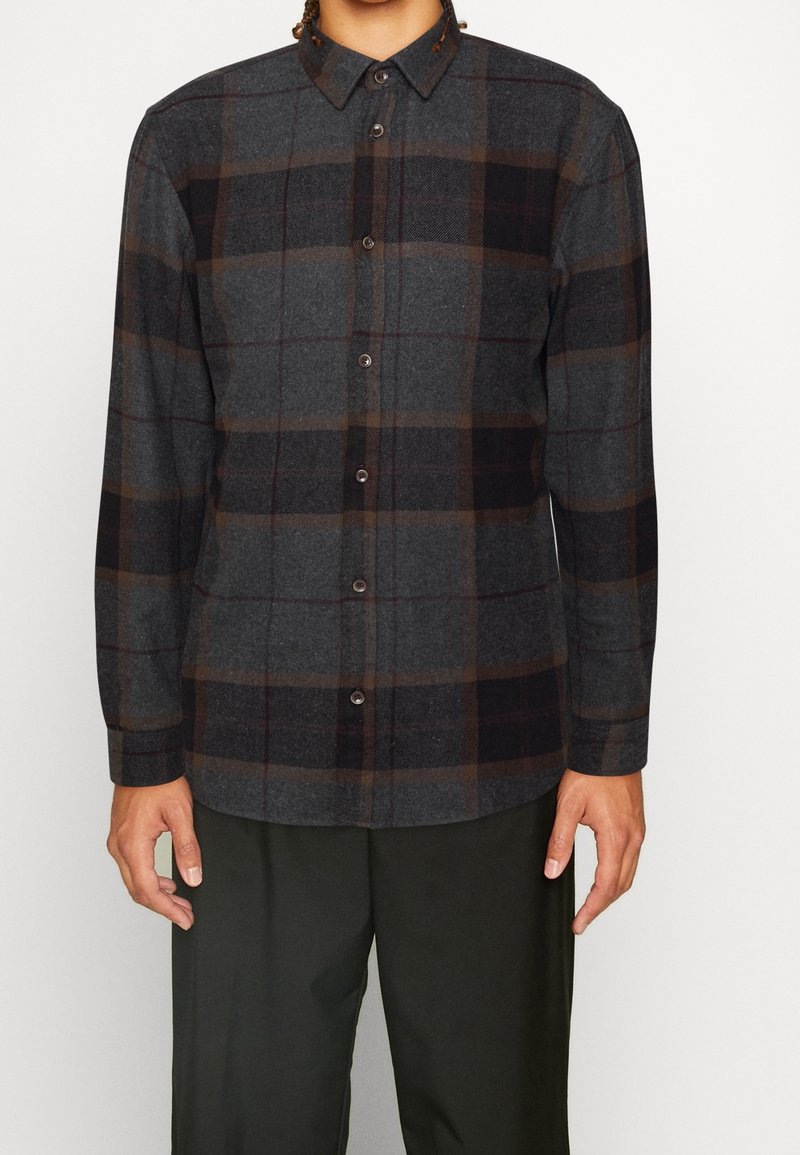Kariertes Hemd in Grau mit braunen und dunkelroten Linien. Hergestellt aus strukturiertem Stoff, verfügt es über eine Knopfleiste vorne und lange Ärmel.